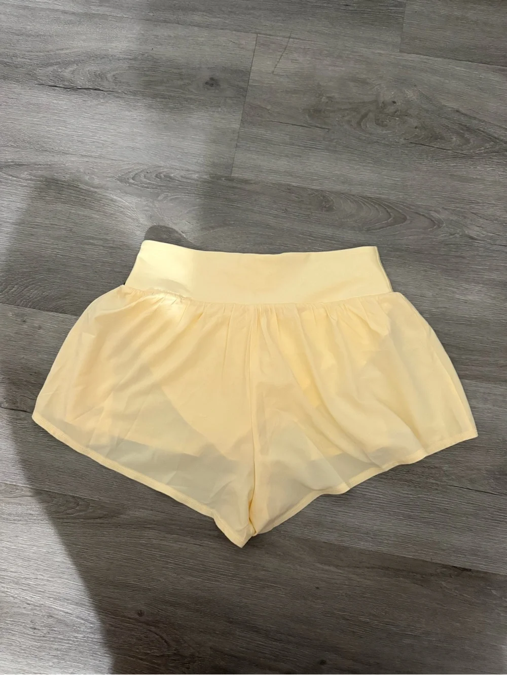ALO Yoga Women’s Pale Yellow Athletic Skort Shorts - Picture 3 of 3